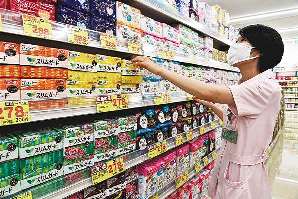 ずらりと並ぶ生理用品＝愛知県あま市のスギ薬局七宝店で