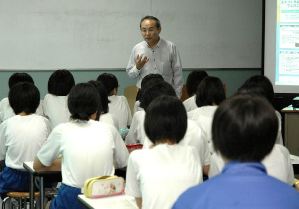 生徒たちに職業観や人生観を語る水野正文さん＝郡上市八幡西中学校で