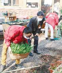 丹下さん（左）が庭を掃除する様子を視察する愛知労働局の伊藤局長＝名古屋市中川区の「ケアハウスほっとはっと」で