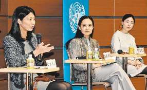 国際機関で働く魅力を語る（左から）松本さん、岡田さん、大沼さん＝中村区の名古屋国際センター別棟ホールで