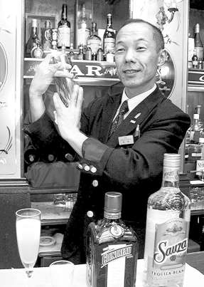 「酒だけでなくお客の心もかき混ぜて感動を与えたい」とシェーカーを振る本多秀行さん＝岡崎市伝馬通のエンジェルシェアで