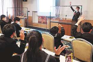 みそ醸造会社「ナカモ」の杉本社長から商品開発の秘話を聞く丸の内中の生徒ら＝中区の名古屋クラウンホテルで
