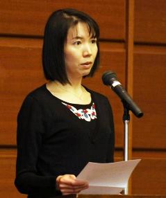 夫を亡くした悲しみを打ち明ける三輪香織さん＝２３日午後、名古屋市中村区で