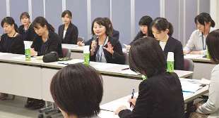 津署と津税務署、三重労働局の女性職員が参加した座談会＝津市桜橋の津税務署で