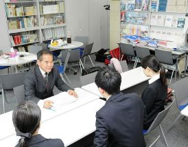 学生の相談に応じる夏目益良所長（左奥）＝東京都千代田区の愛知大東京霞が関オフィスで