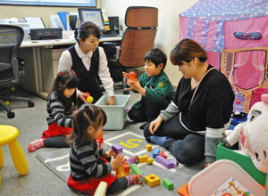子連れ出勤専用の部屋。子どもの様子を見ながら仕事ができると好評だ＝愛知県清須市で
