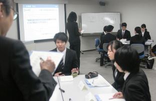 本番さながらにグループディスカッションに参加する学生ら＝名古屋市中区の愛知新卒応援ハローワークで