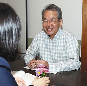 キートスの利用者と談笑する向井卓さん＝東京都調布市で