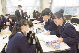 がん患者への支援について意見を交わす生徒たち＝豊川市大木町の宝陵高で