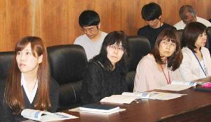 県の出前講座で、保育所整備の助成制度の説明を聞く企業の担当者ら＝刈谷市の刈谷商工会議所で