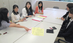 今後の取り組みについて話し合う「からふる・女性応援士隊」のメンバーら＝名古屋市東区のウィルあいちで
