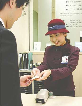 笑顔で業務をこなす奈良由希さん（右）＝豊田市西町の松坂屋豊田店で