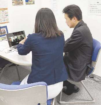 離れた場所からパソコンの画面越しに話し合うウェブ会議の様子＝岡崎市羽根町のウイングタウン岡崎で