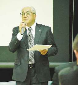 受け入れた男性の話を紹介する千賀さん＝知多市青少年会館で
