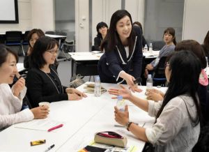 「女性リーダーの振る舞い方」を学ぶセミナー。中央が講師役の矢野香さん＝東京都千代田区で