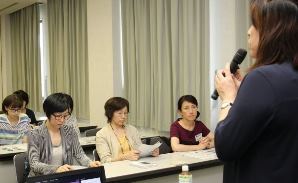 佐藤千里さん（右）の話を聞く受講生たち＝土岐市肥田町の市陶磁器試験場セラテクノ土岐で