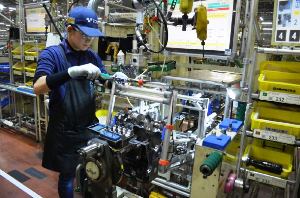 豊田自動織機・碧南工場にある「高年齢者・女性活躍ライン」。女性従業員でも、からくり装置のおかげで鋼鉄製部品「クランクシャフト」を簡単にエンジンに組み付けられる＝愛知県碧南市で