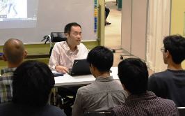 講師の後藤さん（中）の話を聞く参加者ら＝岐阜市橋本町のアクティブＧで