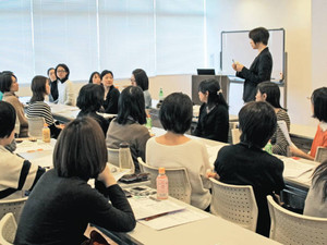 短時間勤務制度など育休後の働き方について、講師の話に耳を傾ける参加者ら＝東京都港区の女性就業支援センターで
