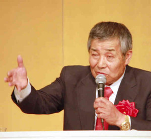 王将の経営について講演する大東社長＝大津市におの浜の大津プリンスホテルで