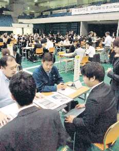 障害者向けの合同面接会で面接に臨む参加者ら（手前）＝名古屋市中区で