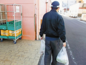スーパーで買い物を終えた男性は、次におむつを買いにドラッグストアへ。父親が戻るまでにやることはいっぱいだ＝岐阜県内で