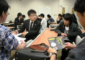 出前講座で学生たちのアルバイト状況を聞く弁護士ら＝名古屋市熱田区の名古屋学院大で（谷悠己撮影）