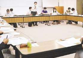 （下）外国人材の受け入れについて話し合う企業や団体の関係者ら＝県長良川スポーツプラザで