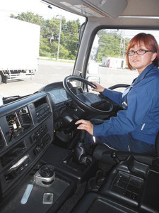 夜勤に出発する日當さん。運転台に上ると視界が開ける＝愛知県豊田市で