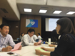 上司（左）と育児中の部下（右）、それぞれの立場を逆にして「育休復帰後の働き方」について面談をする研修＝大阪市の大阪ガス本社で