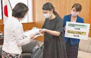 １８日に開設された「みえ労働力シェアリング支援拠点」の相談スペース＝津市栄町で