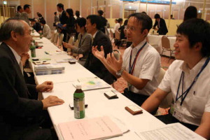 大学側（左列）に自社をＰＲする県内企業の採用担当者ら＝福井市のホテルフジタ福井で