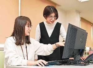 部長級のイノベーション室長として働く小木曽さん（右）と、総務システム室の竹内さん＝名古屋市中区で