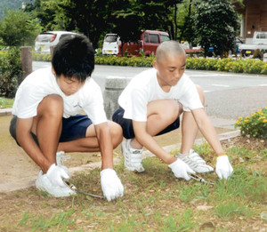 職場体験で草刈りに汗を流す川端君（左）と中川君＝白山市河内町吉岡で