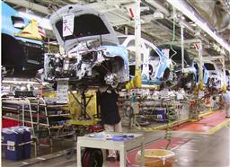 ２００６年１１月、トヨタ自動車の米ケンタッキー工場の生産ラインを流れる中型セダン「カムリ」＝ジョージタウン（共同）