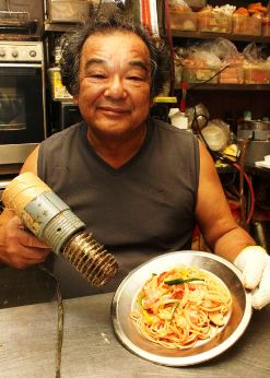 「本物そっくり、と驚いてもらうことが何よりうれしい」と語る竹内繁春さん＝日進市浅田町の作業場で