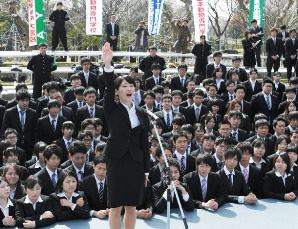 「合同就職出陣式」で宣誓する専門学校生代表の堀江さん（手前）＝名古屋市昭和区の鶴舞公園で