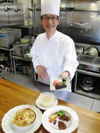 自慢の料理を手にする野村青児さん＝愛知県豊田市で