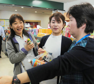 日頃からカバーしあう（左から）吉田さん、高島さん、桜井さん＝名古屋市中村区で