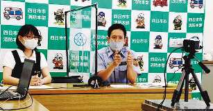 参加者に消防の取り組みややりがいを説明する平畠さん（右）と曽田さん＝四日市市西新地の市消防本部で