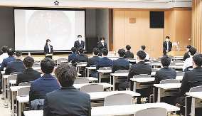 今月行われた一宮市の追加採用試験を受ける学生ら＝同市役所で