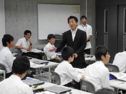 海外で働く意義などを学ぶ生徒ら＝大垣市の大垣北高で