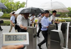 午前７時すぎに出社する従業員ら＝愛知県刈谷市のデンソー本社で