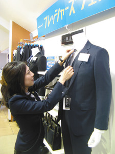 新入社員向けのコーナーを設けた売り場＝名古屋市昭和区のＡＯＫＩ御器所総本店で