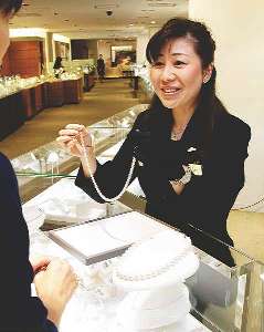 宝飾品売り場で接客をするセールススペシャリストの水本博子さん＝東京都新宿区の小田急百貨店新宿店で