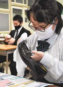 革靴を黙々と磨く生徒＝関市関有知高で