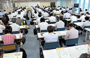 愛知労働局のセミナーで、新しいセクハラ指針の説明に耳を傾ける企業の担当者ら＝名古屋市中村区で