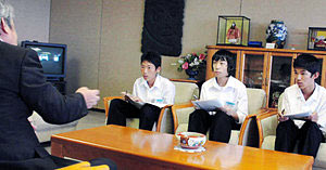 杉林議長（左）にインタビューをする（右から）西出君、松田君、鏡谷君＝小松市役所で