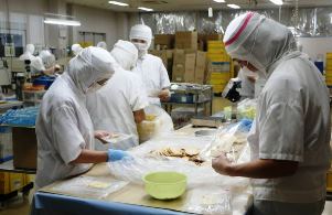パートの主婦が働く海鮮せんべい工場＝愛知県碧南市で（小柳悠志撮影）