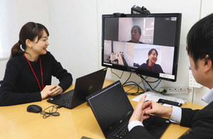 テレビ会議で打ち合わせをする電算システムの社員ら＝岐阜市日置江で